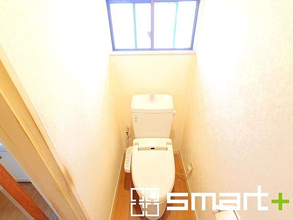 ～やはり便利なタンク式トイレ～ ・最近はタンクレストイレもございますが、タンク式の場合は停電時もお水を流すことが可能。 ・故障時なども比較的費用が安くなるなど、メリットが多くなります。
