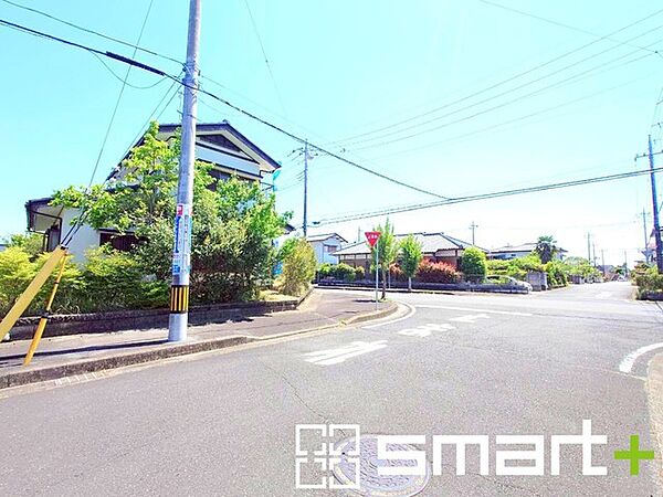 ～閑静な住宅街の立地～ ・周辺は閑静な住宅街となっておりますので、静かな暮らしをご実現いただけます。 ・前面道路の交通量も多くないので、小さなお子様がいるご家庭でもご安心ですね。