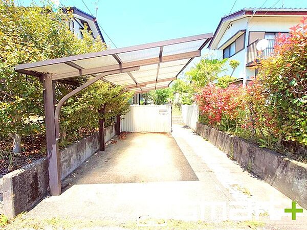 ～駐車場は2台分ご用意～ ・駐車場は2台分ございますので、車通勤の方や複数台お持ちの方にもお勧めのお住まいです。 ・カーポートなどのオプションもお気軽にご相談くださいませ。
