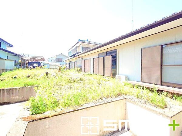 ～広々したお庭のある邸宅～ ・余裕の敷地には広いお庭もご用意。 ・ガーデニングや安らぎの空間として、倉庫を置いたりと様々な活用が可能です。 ・人工芝の敷設などもお気軽にご相談くださいませ。
