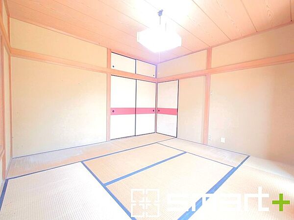 ～「和みの部屋」和室をご用意～ ・ゴロンと寝転がったり、お子様のいるご家庭ではお子様を寝かしつけたり、などご活用いただける和室をご用意。 ・やはり畳の香りは心が落ち着きますね。