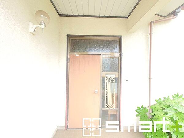 ～お住まいの顔「玄関」～ ・毎日お出かけの際もご帰宅の際も通る玄関。 ・ドアの交換や鍵の交換・追加などもお気軽にご相談くださいませ。