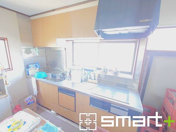 ～壁付キッチンのある住まい～ ・空間を広く使える壁付キッチンを採用。すっきりとした動線で、快適にお料理を楽しめます。 ・機能性とデザイン性を兼ね備えた、暮らしやすい住空間となっております。