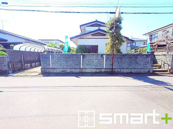 ～閑静な住宅街の立地～ ・周辺は閑静な住宅街となっておりますので、静かな暮らしをご実現いただけます。 ・前面道路の交通量も多くないので、小さなお子様がいるご家庭でもご安心ですね。