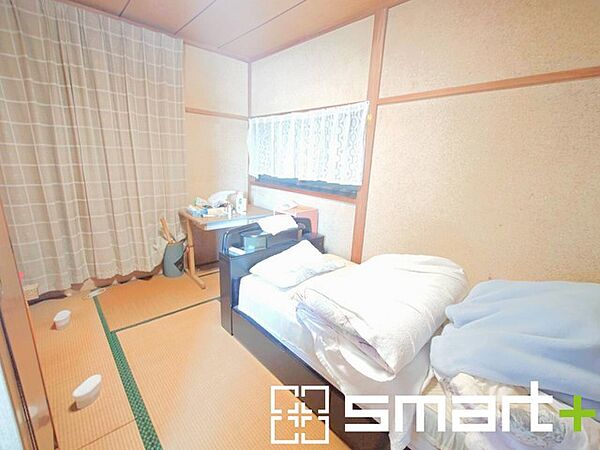 ～くつろぎの和室空間～ ・畳のぬくもりを感じられる和室は、心安らぐ憩いの空間となっております。 ・客間やお子様の遊び場など、多目的に活用できる便利なお部屋です。