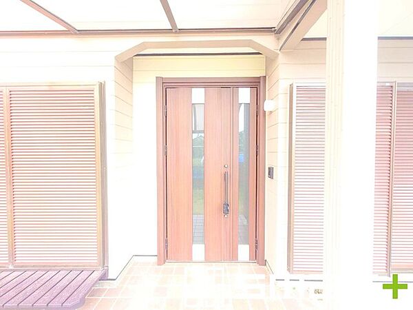 ～お住まいの顔「玄関」～ ・毎日お出かけの際もご帰宅の際も通る玄関。 ・ドアの交換や鍵の交換・追加などもお気軽にご相談くださいませ。