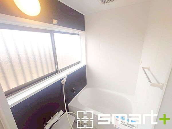 ～シャワー付き水栓で快適なバスタイム～ ・シャワー機能付きの水栓を採用しており、用途に応じて切り替えてご使用いただけます。