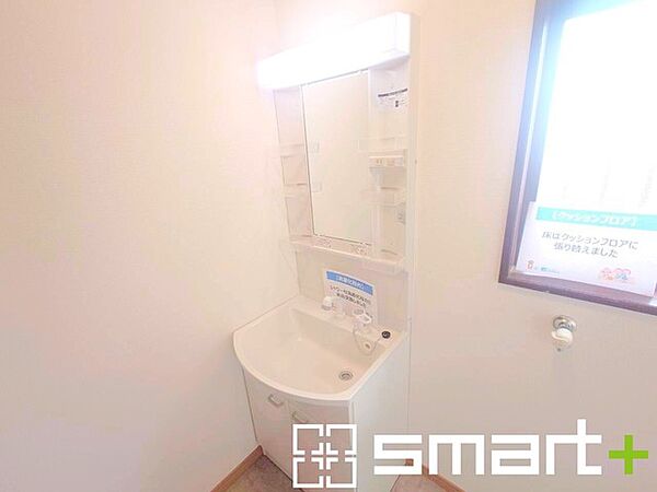 ～シャワー付き洗面台を採用～ ・洗面台の蛇口がホースで伸びシャワーとしてご利用可能。 ・朝の寝ぐせ直しなどにシャワーを使いたい時、洗面台の掃除をする際にも便利にお使いいただけますよ。