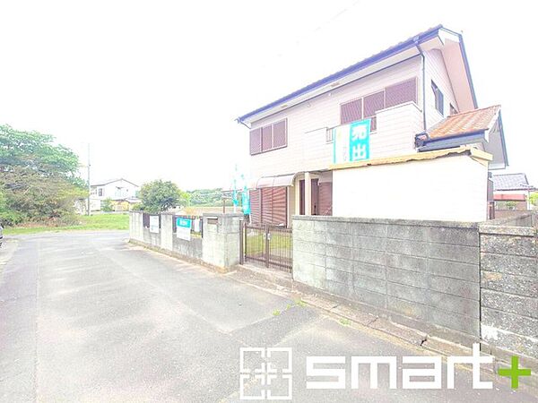 ～落ち着いた佇まいの外観～ ・周囲の街並みに馴染む、落ち着いたデザインの外観です。 ・長く住まわれてきた風合いがあり、安心感のある住まいとなっています。