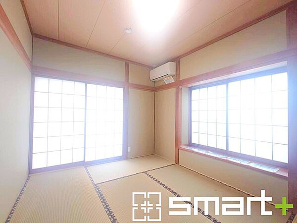～落ち着きのある和室～ ・畳の温もりを感じられる、心落ち着く和室です。 ・くつろぎの空間としてはもちろん、客間やお子様の遊び場など多用途にご活用いただけます。
