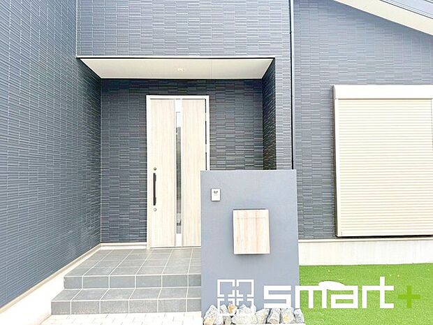 ～お住まいの顔「玄関」～ ・玄関ドアの上にはもちろん軒がございますので、雨の日でも濡れずに鍵の開閉が可能です。 ・鍵は防犯性に優れたディンプルキーを採用。 