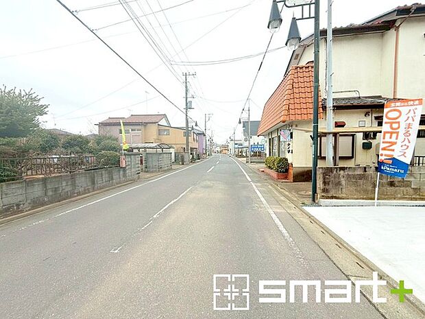 ～閑静な住宅街の立地～ ・周辺は閑静な住宅街となっておりますので、静かな暮らしをご実現いただけます。 ・前面道路の交通量も多くないので、小さなお子様がいるご家庭でもご安心ですね。 