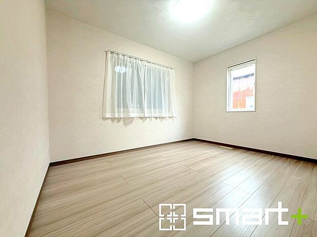 ～2面採光の明るいお部屋～ ・洋室は2面採光とする事で穏やかな陽の入る明るい空間となっております。 ・くつろぎのプライベート時間を明るい空間で穏やかにお過ごしいただけます。 