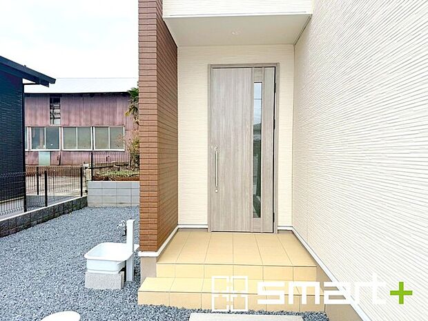 ~お住まいの顔「玄関」~ ・玄関ドアの上にはもちろん軒がございますので、雨の日でも濡れずに鍵の開閉が可能です。 ・鍵は防犯性に優れたディンプルキーを採用。