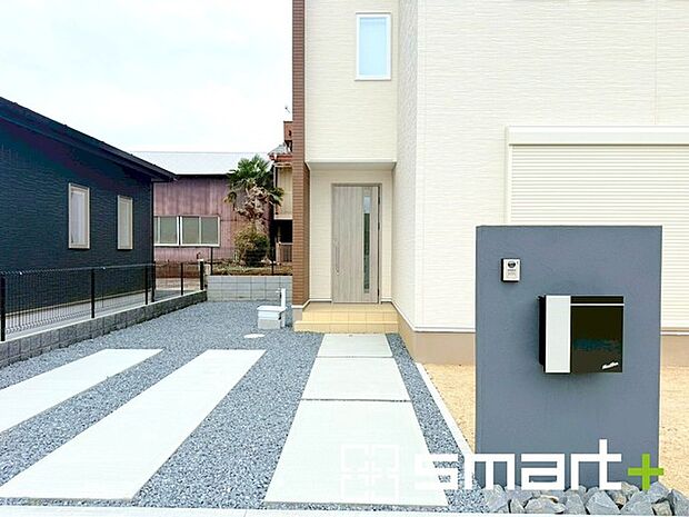 ~デザイン性に優れた玄関~ ・モダンなデザインの玄関ドアを採用する事でお住まいの「顔」の印象が大きく変わります。 ・毎日帰宅した際に嬉しくなる仕様です。