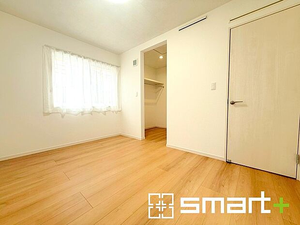 ~2面採光の明るいお部屋~ ・洋室は2面採光とする事で穏やかな陽の入る明るい空間となっております。 ・くつろぎのプライベート時間を明るい空間で穏やかにお過ごしいただけます。