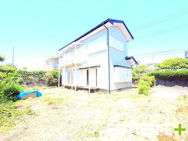 ～広々したお庭のある邸宅～ ・余裕の敷地には広いお庭もご用意。 ・ガーデニングや安らぎの空間として、倉庫を置いたりと様々な活用が可能です。 ・人工芝の敷設などもお気軽にご相談くださいませ。