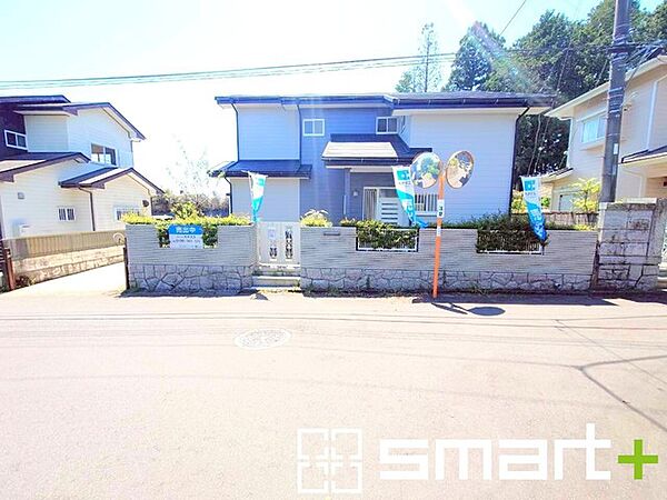 ～十分な広さのある前面道路～ ・前面道路は約6ｍございますので、お車でのすれ違いも楽々で余計なストレスがかかりません。 ・日々お車での移動が多い方には大切なポイントですね。