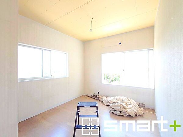 ～2面採光の明るいお部屋～ ・洋室は2面採光とする事で穏やかな陽の入る明るい空間となっております。 ・くつろぎのプライベート時間を明るい空間で穏やかにお過ごしいただけます。