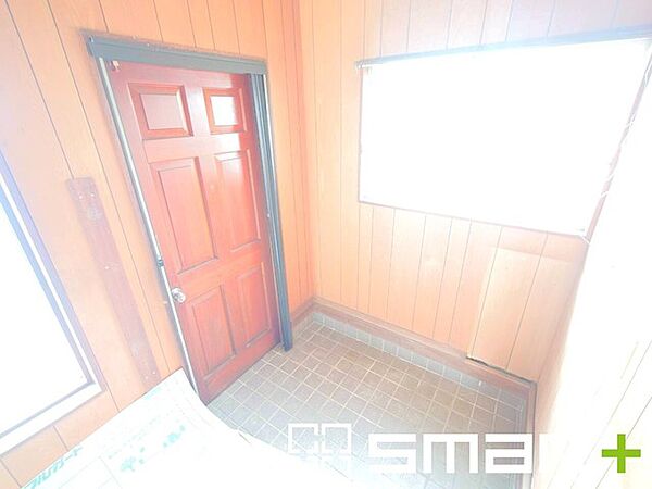 ～明るく清潔感のある玄関～ ・住まいの第一印象となる玄関は、明るくすっきりとした印象です。 ・ご家族や来客を気持ちよく迎え入れる空間となっております。