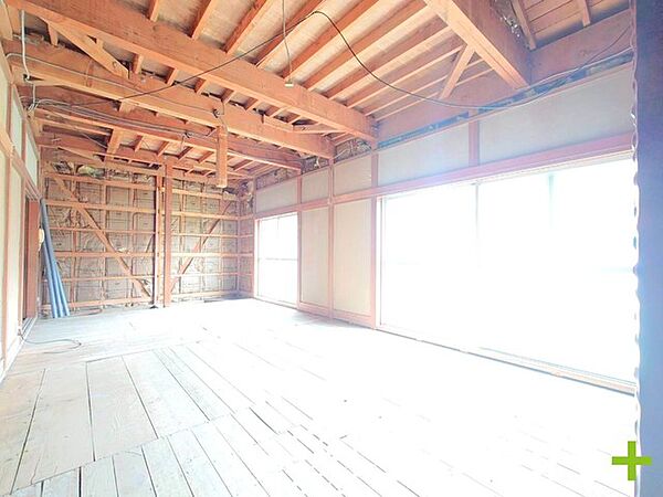 ～穏やかな陽の入るＬＤＫ～ ・大きな窓のあるＬＤＫは陽当りも良好で明るい空間となっております。 ・ご家族団らんなど過ごす時間の多いＬＤＫが明るいのは嬉しいポイントですね。