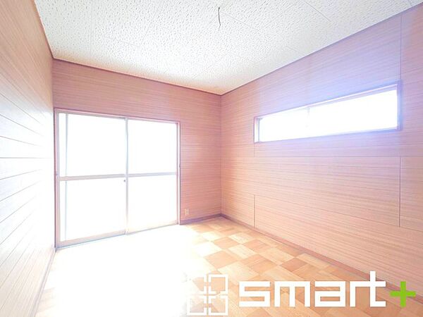 ～明るく使いやすい洋室～ ・採光の取れた洋室は、主寝室や子ども部屋など多用途にご利用いただけます。 ・家具配置もしやすいシンプルな間取りで、ライフスタイルに合わせた使い方が可能です。