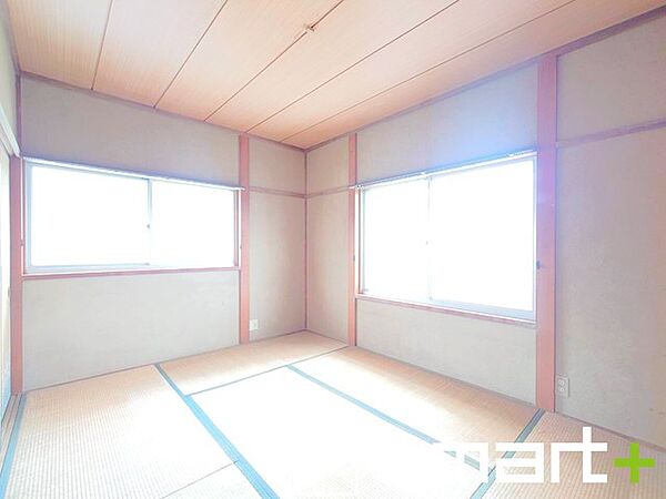 ～多用途に活躍する和室空間～ ・落ち着きのある和室は、来客時の客間やお子様の遊び場、寝室など多目的にご利用いただけます。 ・畳のやわらかな感触が、日々の暮らしに安らぎを与えてくれます。