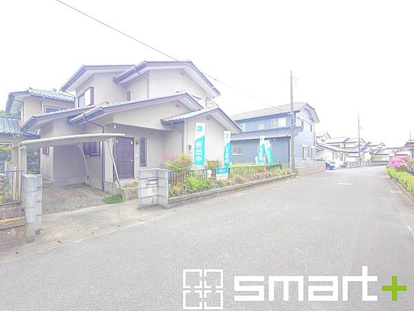 ～安定感のある戸建て外観～ ・シンプルで飽きのこない外観デザイン。 ・長く住み続けやすい安心感のある住まいです。