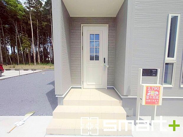 ～デザイン性に優れた玄関～ ・モダンなデザインの玄関ドアを採用する事でお住まいの「顔」の印象が大きく変わります。 ・モニター付きインターフォンで防犯面も安心です。 
