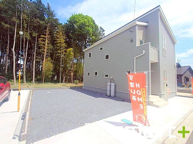 ~ゆとりあるカースペース~ ・セカンドカーや来客時にも困らないカースペース4台分。物置や駐輪スペースなどにも利用できますね。 ・カーポートなどのオプションもお気軽にご相談くださいませ。