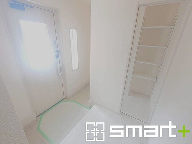 ~シューズインクロークのある玄関~ ・玄関横にシューズインクロークをご用意。 ・追加の靴置きとしてはもちろん、スキー・ゴルフなど趣味の用具の置場としてもご利用いただけます。