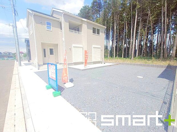 ~ゆとりあるカースペース~ ・セカンドカーや来客時にも困らないカースペース4台分。物置や駐輪スペースなどにも利用できますね。 ・カーポートなどのオプションもお気軽にご相談くださいませ。