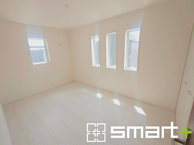 ~2面採光の明るいお部屋~ ・洋室は2面採光とする事で穏やかな陽の入る明るい空間となっております。 ・くつろぎのプライベート時間を明るい空間で穏やかにお過ごしいただけます。