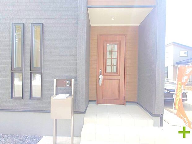 ～デザイン性に優れた玄関～ ・モダンなデザインの玄関ドアを採用する事でお住まいの「顔」の印象が大きく変わります。 ・毎日帰宅した際に嬉しくなる仕様です。 