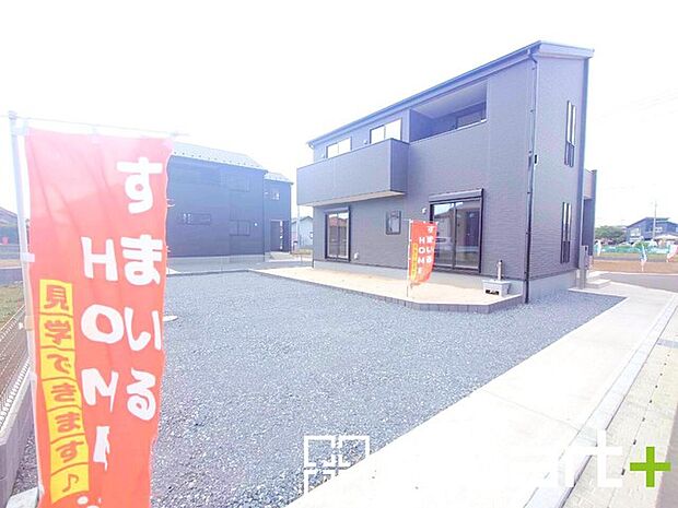 ～ゆとりあるカースペース～ ・セカンドカーや来客時にも困らないカースペース4台分。物置や駐輪スペースなどにも利用できますね。 ・カーポートなどのオプションもお気軽にご相談くださいませ。