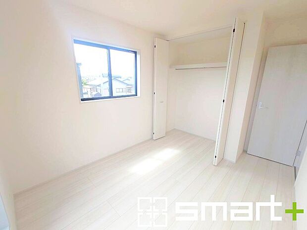 ~2面採光の明るいお部屋~ ・洋室は2面採光とする事で穏やかな陽の入る明るい空間となっております。 ・くつろぎのプライベート時間を明るい空間で穏やかにお過ごしいただけます。