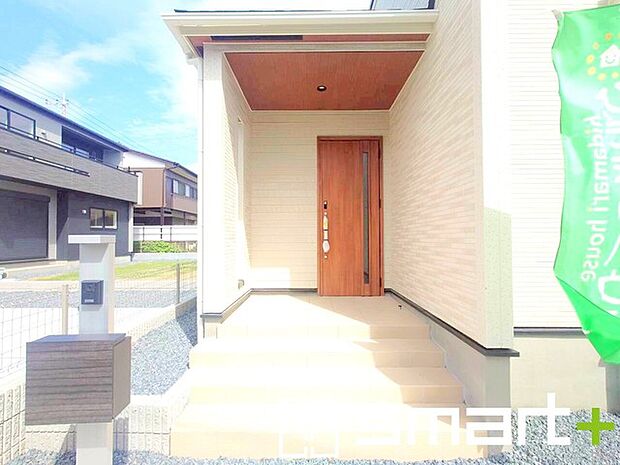 ~お住まいの顔「玄関」~ ・玄関ドアの上にはもちろん軒がございますので、雨の日でも濡れずに鍵の開閉が可能です。 ・鍵は防犯性に優れたディンプルキーを採用。