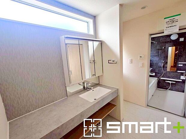 ~スタイリッシュな洗面化粧台~ ・洗面台やカウンターがスタイリッシュなデザインでオシャレな雰囲気に仕上げております。 ・洗面台の下にたっぷりの収納スペースがあり、洗剤などのストックもしまえます。