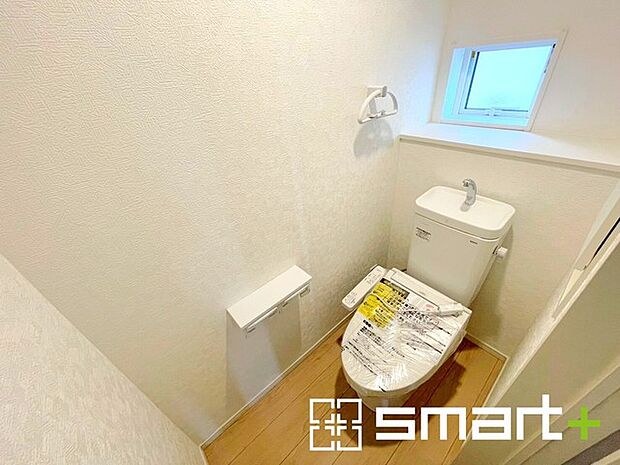 ~小窓付きの明るいトイレ~ ・使用後や掃除の際には新鮮な空気を取り込み換気ができます。 ・背面のスペースにちょっとした棚を設置すれば、トイレットペーパーのストックなども置けますね。