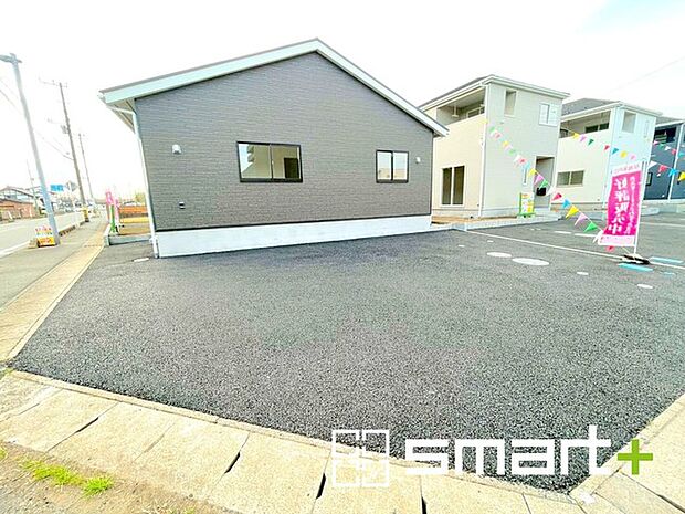 ~ゆとりあるカースペース~ ・セカンドカーや来客時にも困らないカースペース。自転車やバイクのおける余裕の広さです。 ・カーポートなどのオプションもお気軽にご相談くださいませ。