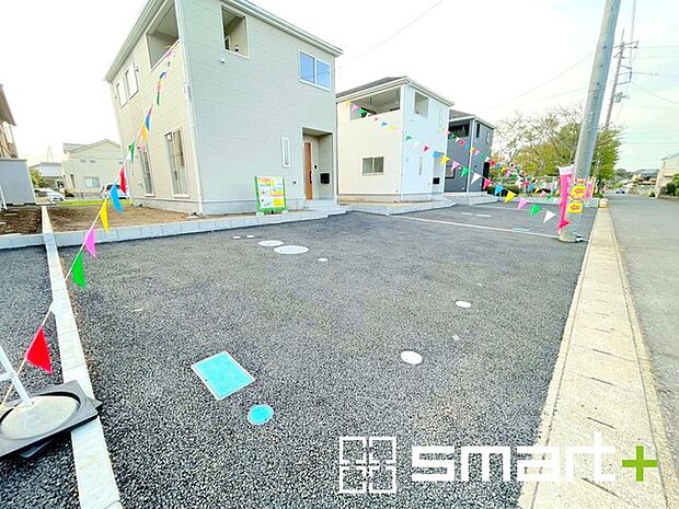 ～ゆとりあるカースペース～ ・セカンドカーや来客時にも困らないカースペース。自転車やバイクのおける余裕の広さです。 ・カーポートなどのオプションもお気軽にご相談くださいませ。