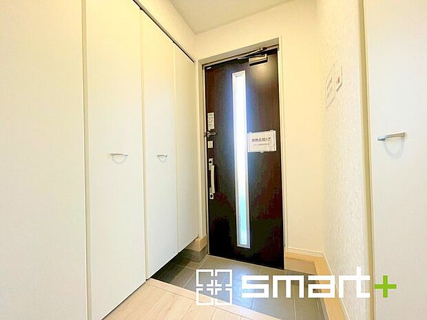 ~穏やかな陽が入る玄関~ ・玄関ドアにガラス部分を設ける事で穏やかな陽の入る玄関になります。 ・備え付けのシューズボックスはたっぷりしまえて玄関がスッキリ片付きますね。