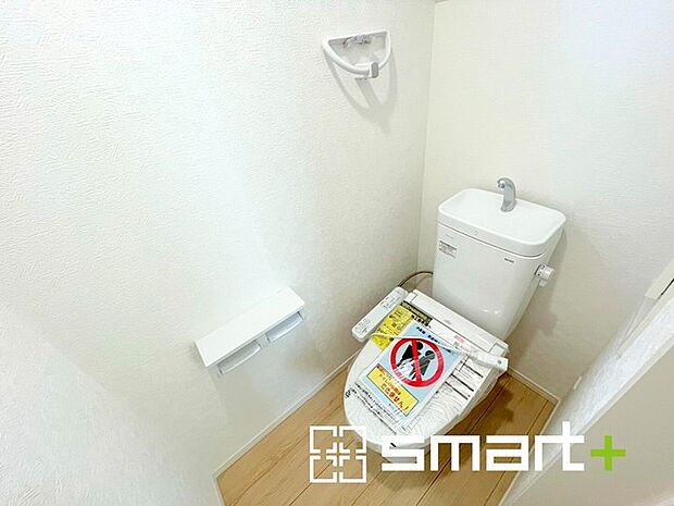 ~やはり便利なタンク式トイレ~ ・最近はタンクレストイレもございますが、タンク式の場合は停電時もお水を流すことが可能。 ・故障時なども比較的費用が安くなるなど、メリットが多くなります。