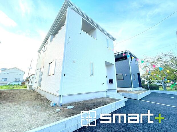 ~お庭もある余裕の敷地~ ・広々した敷地にはお庭もご用意。お庭があるだけで余裕を感じますね。 ・防草シートや人工芝の敷設などのオプションもお気軽にご相談くださいませ。