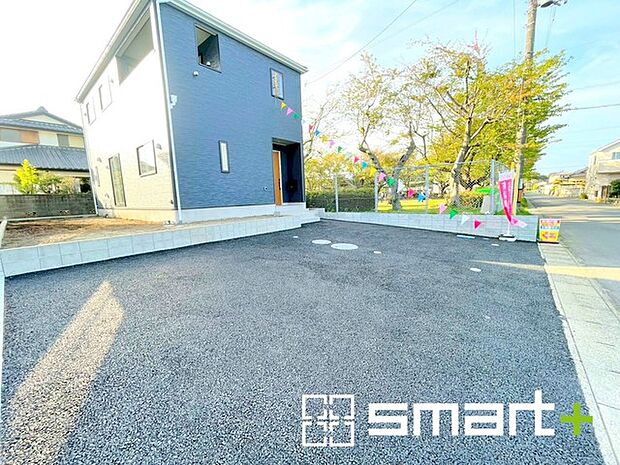 ~ゆとりあるカースペース~ ・セカンドカーや来客時にも困らないカースペース。自転車やバイクのおける余裕の広さです。 ・カーポートなどのオプションもお気軽にご相談くださいませ。