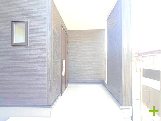 ～お住まいの顔「玄関」～ ・玄関ドアの上にはもちろん軒がございますので、雨の日でも濡れずに鍵の開閉が可能です。 ・鍵は防犯性に優れたディンプルキーを採用。 