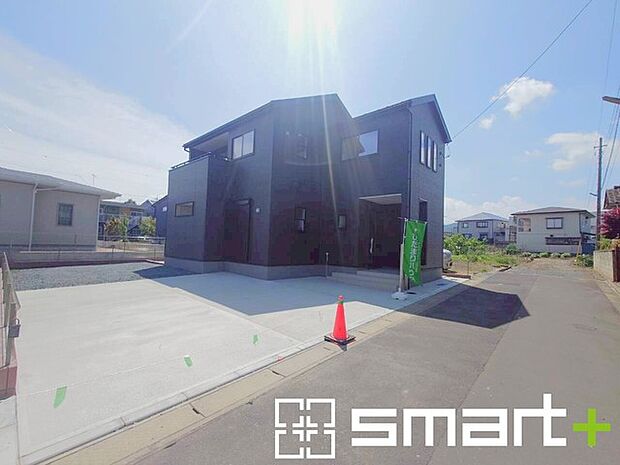 ~閑静な住宅街の立地~ ・周辺は閑静な住宅街となっておりますので、静かな暮らしをご実現いただけます。 ・前面道路の交通量も多くないので、小さなお子様がいるご家庭でもご安心ですね。