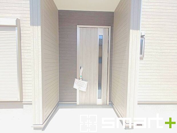 ~お住まいの顔「玄関」~ ・玄関ドアの上にはもちろん軒がございますので、雨の日でも濡れずに鍵の開閉が可能です。 ・鍵は防犯性に優れたディンプルキーを採用。