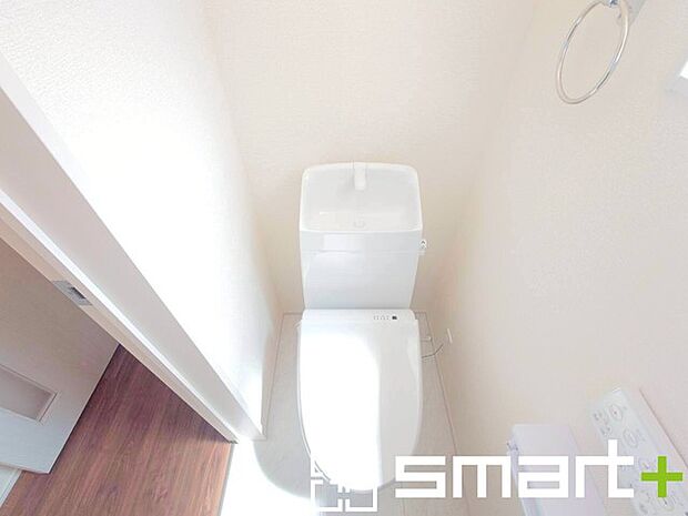 ~やはり便利なタンク式トイレ~ ・最近はタンクレストイレもございますが、タンク式の場合は停電時もお水を流すことが可能。 ・故障時なども比較的費用が安くなるなど、メリットが多くなります。