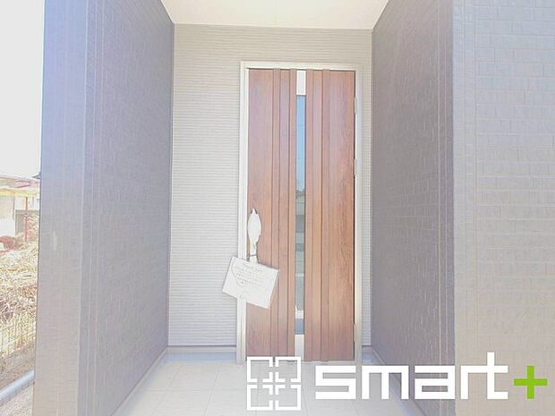 ~お住まいの顔「玄関」~ ・玄関ドアの上にはもちろん軒がございますので、雨の日でも濡れずに鍵の開閉が可能です。 ・鍵は防犯性に優れたディンプルキーを採用。